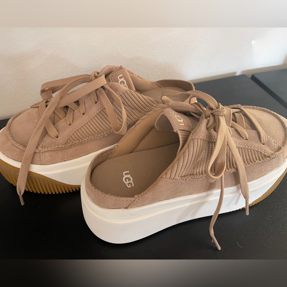 UGG EZ Duzzit Slide On Mule Tennis Shoe size 7 Tan